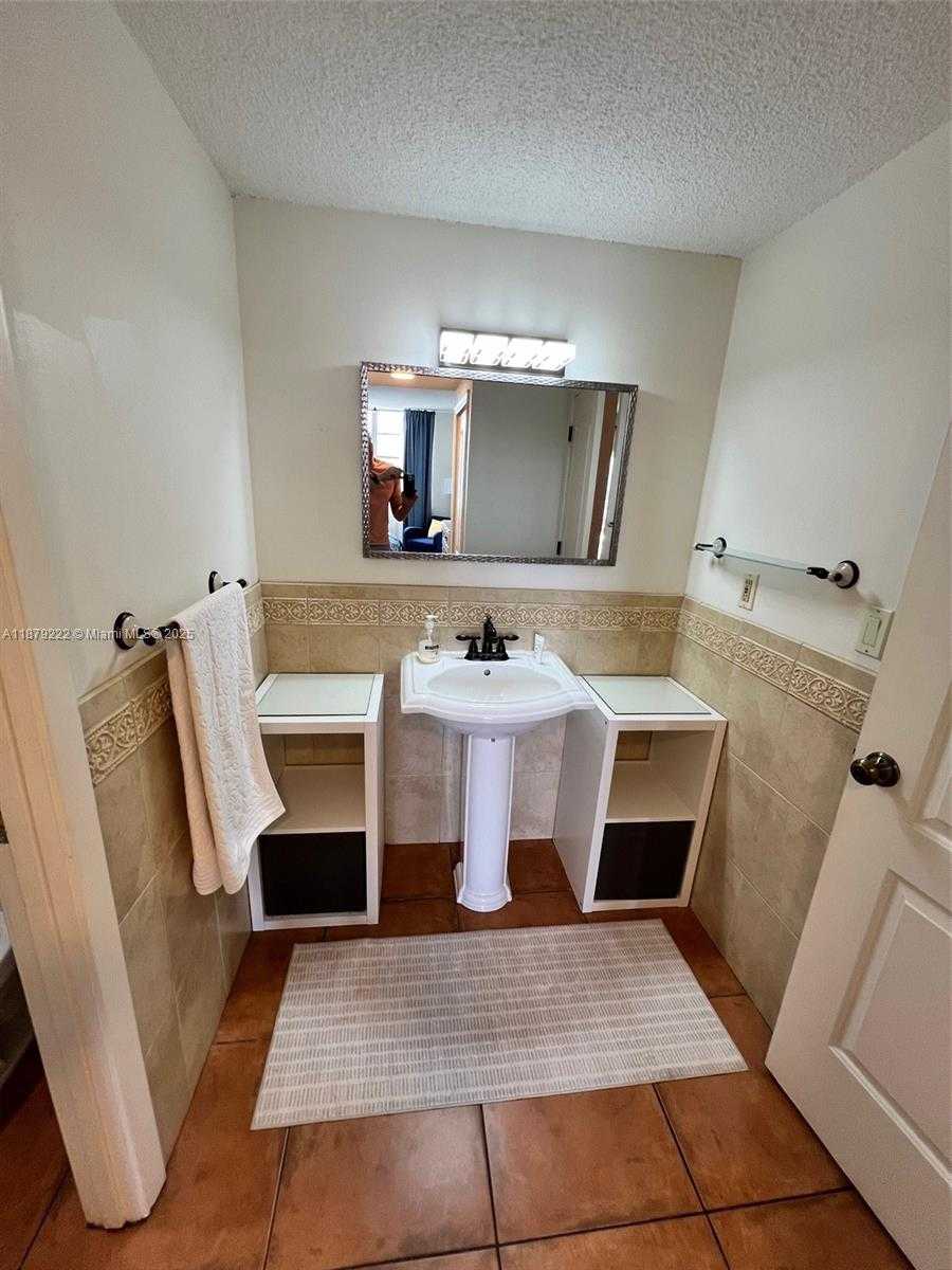 Small Image of 300 BAYVIEW DR #1203, Sunny Isles Beach Number 12
