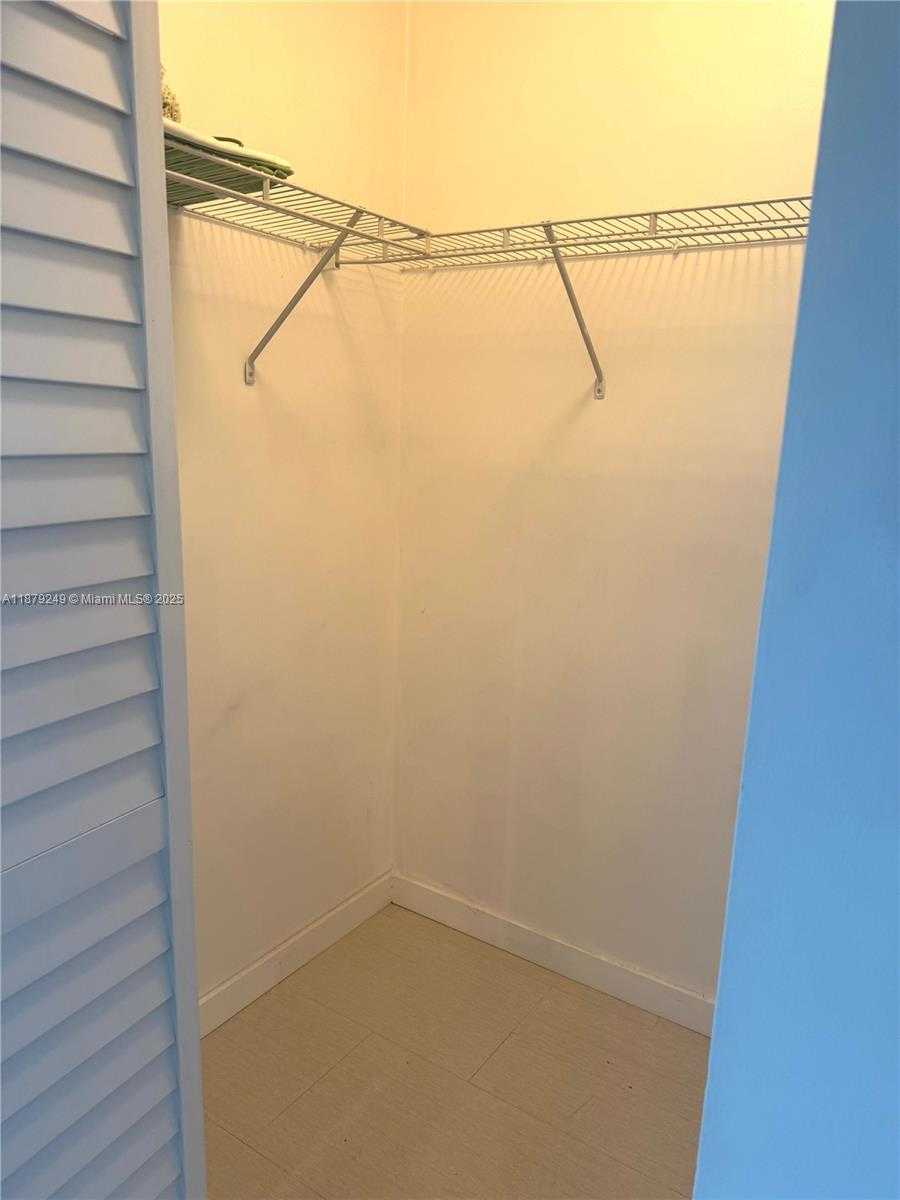 Small Image of 335 Biscayne Blvd, Miami, FL 33132, USA Number 10