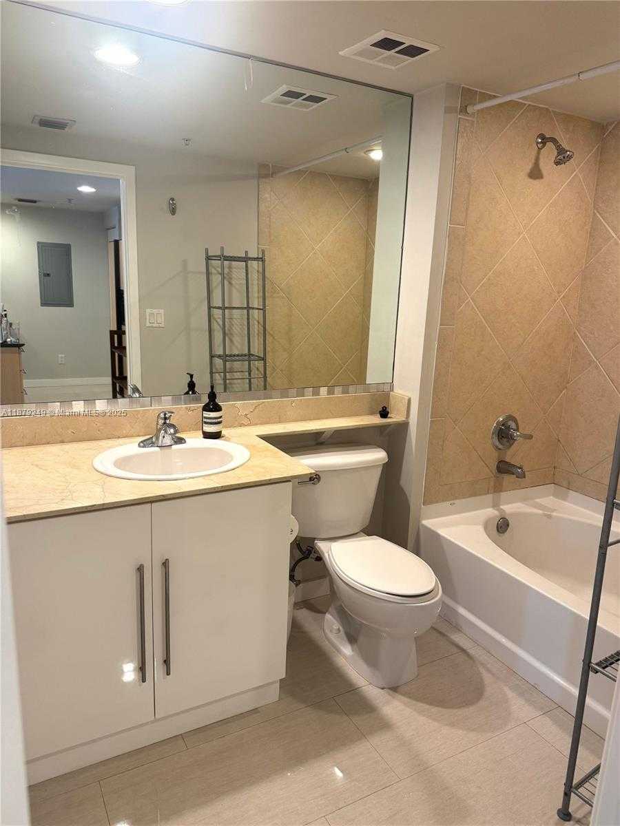 Small Image of 335 Biscayne Blvd, Miami, FL 33132, USA Number 9
