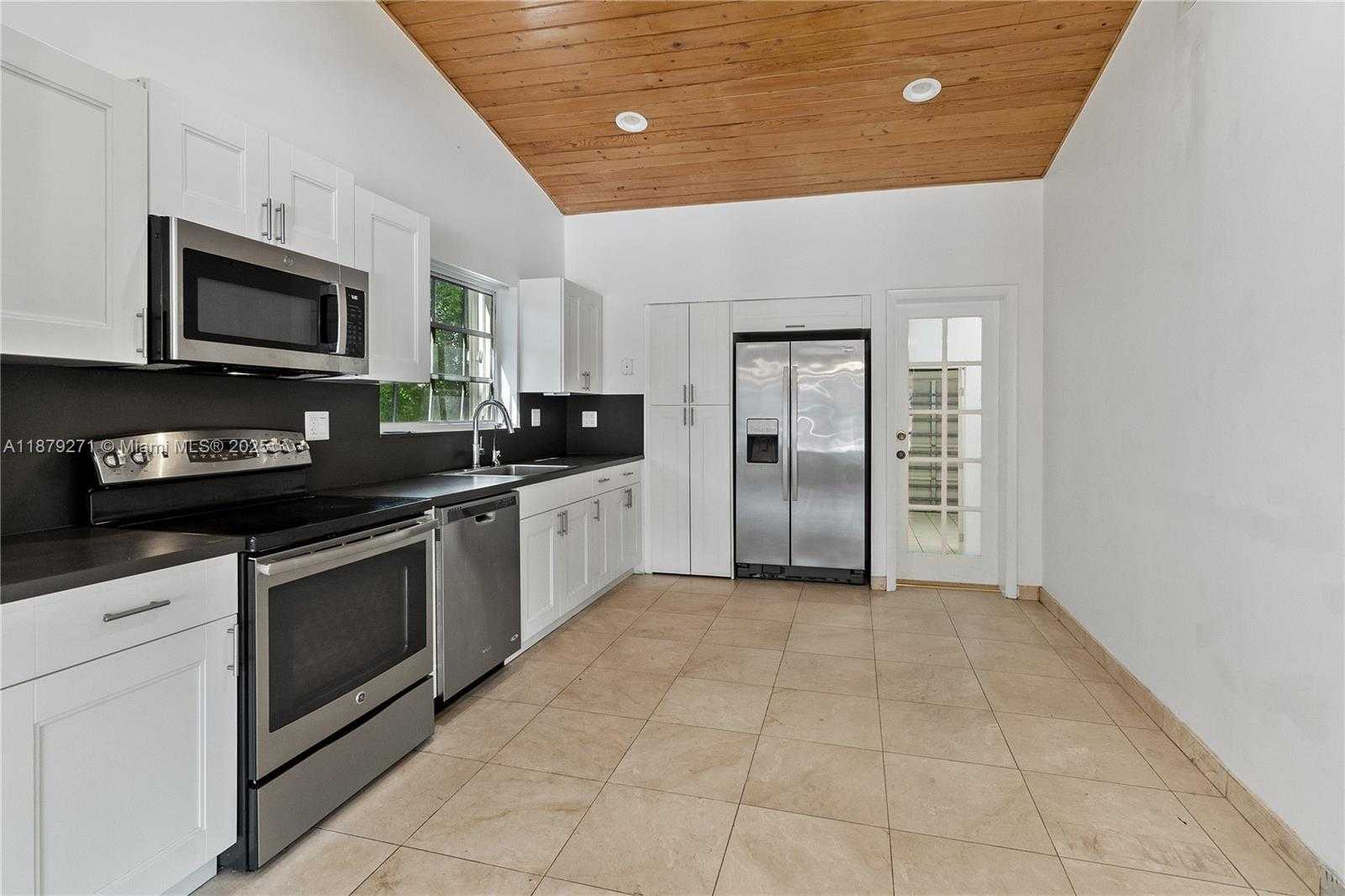 Small Image of 1850 HIBISCUS DR, North Miami Number 10