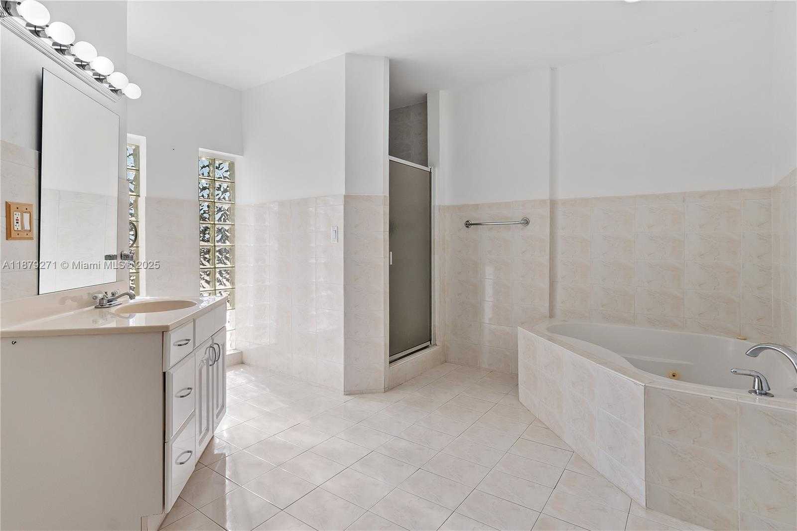 Small Image of 1850 HIBISCUS DR, North Miami Number 15