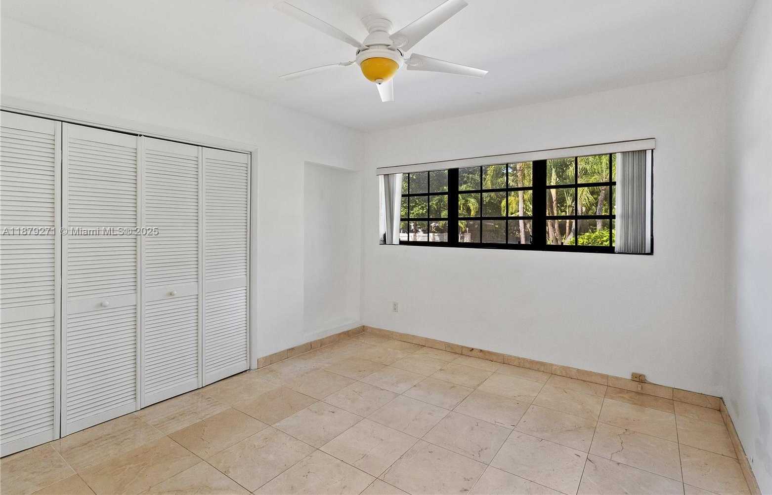 Small Image of 1850 HIBISCUS DR, North Miami Number 16