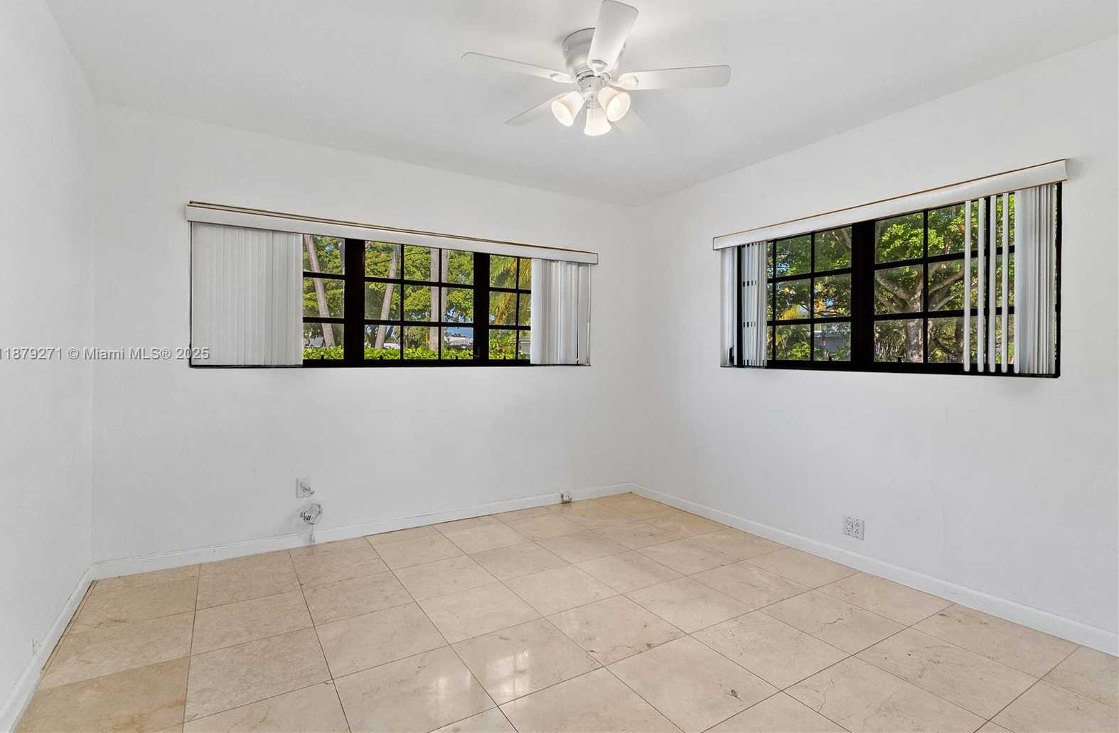 Small Image of 1850 HIBISCUS DR, North Miami Number 17