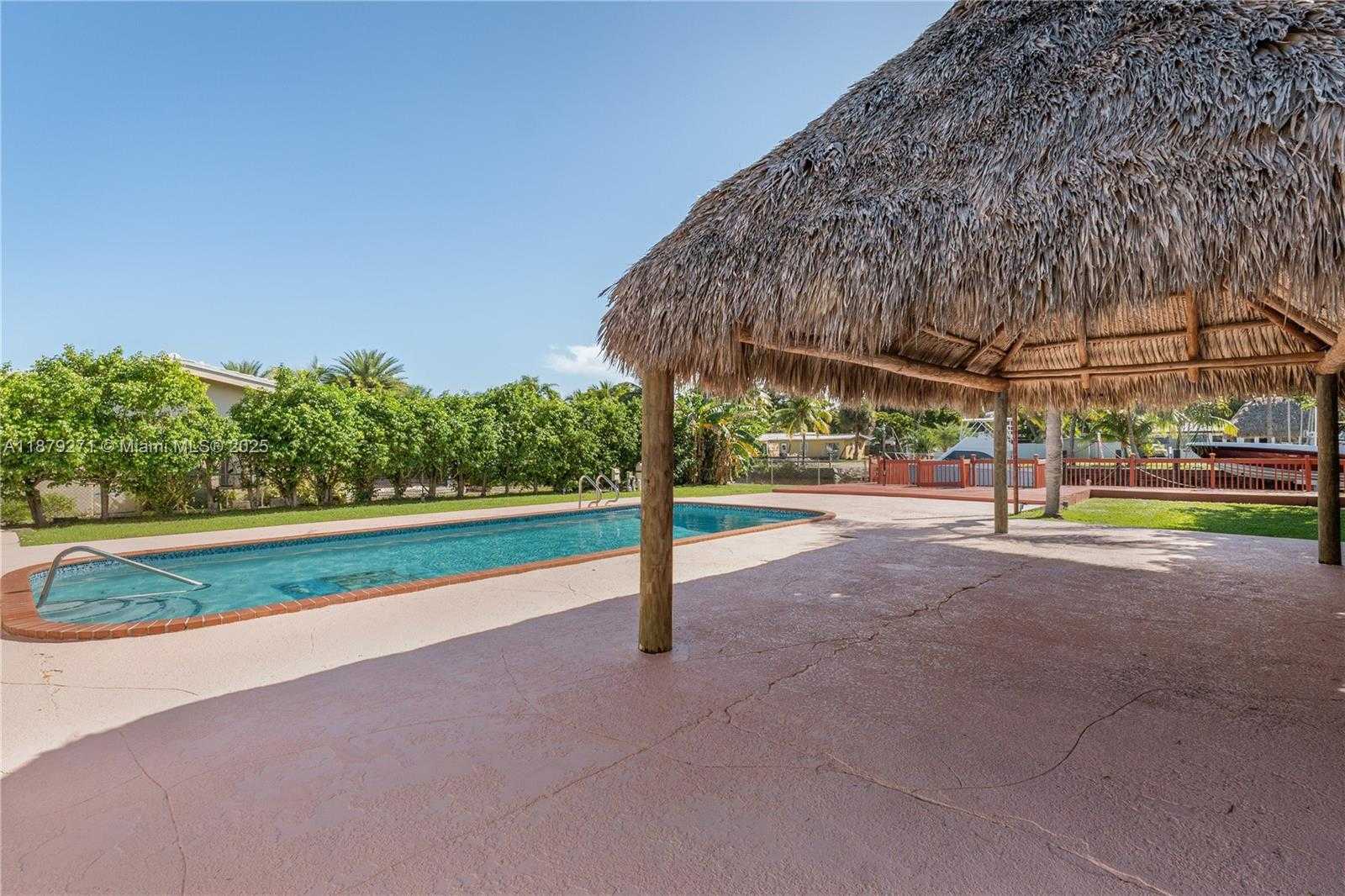 Small Image of 1850 HIBISCUS DR, North Miami Number 22