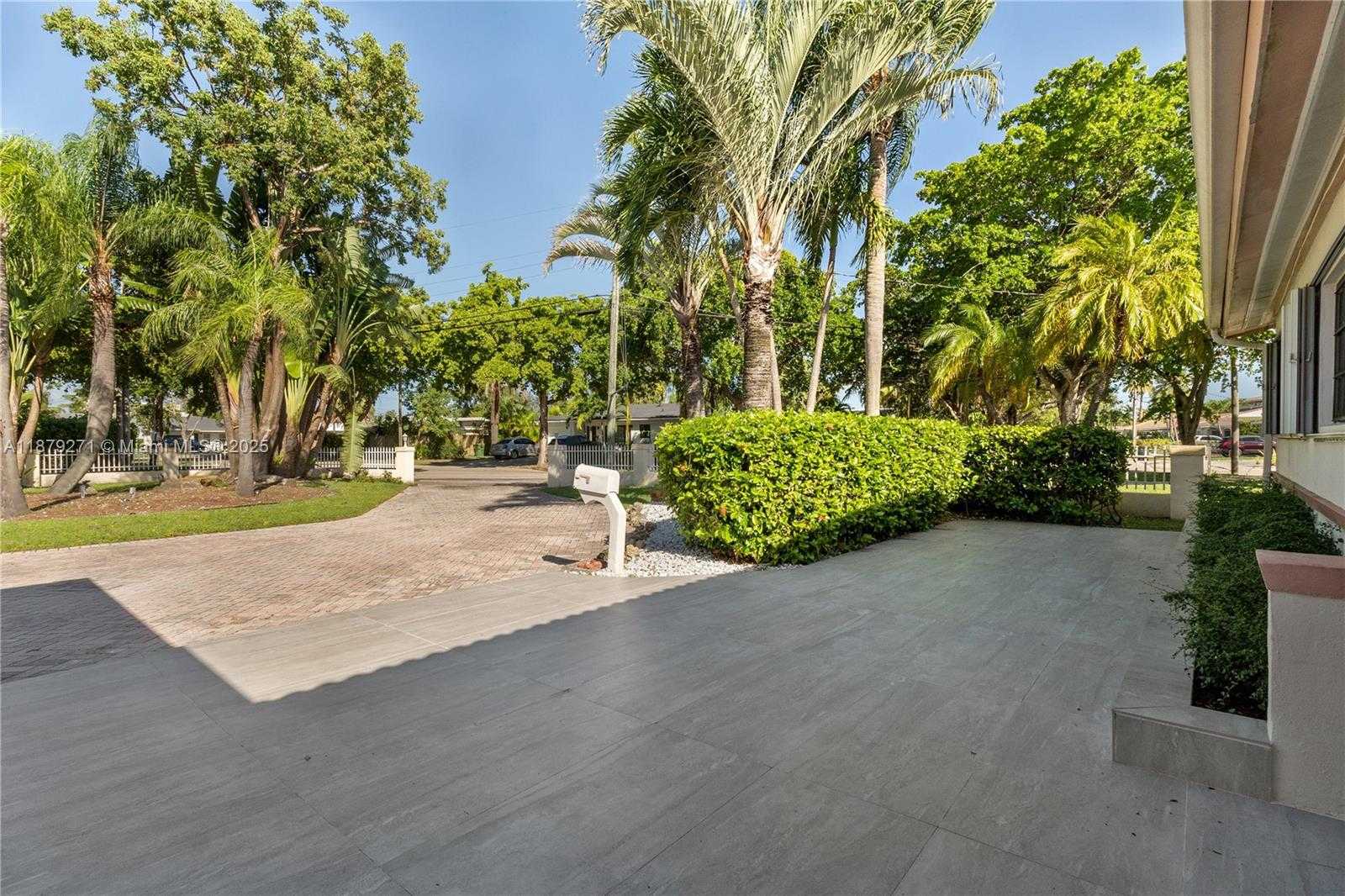 Small Image of 1850 HIBISCUS DR, North Miami Number 23