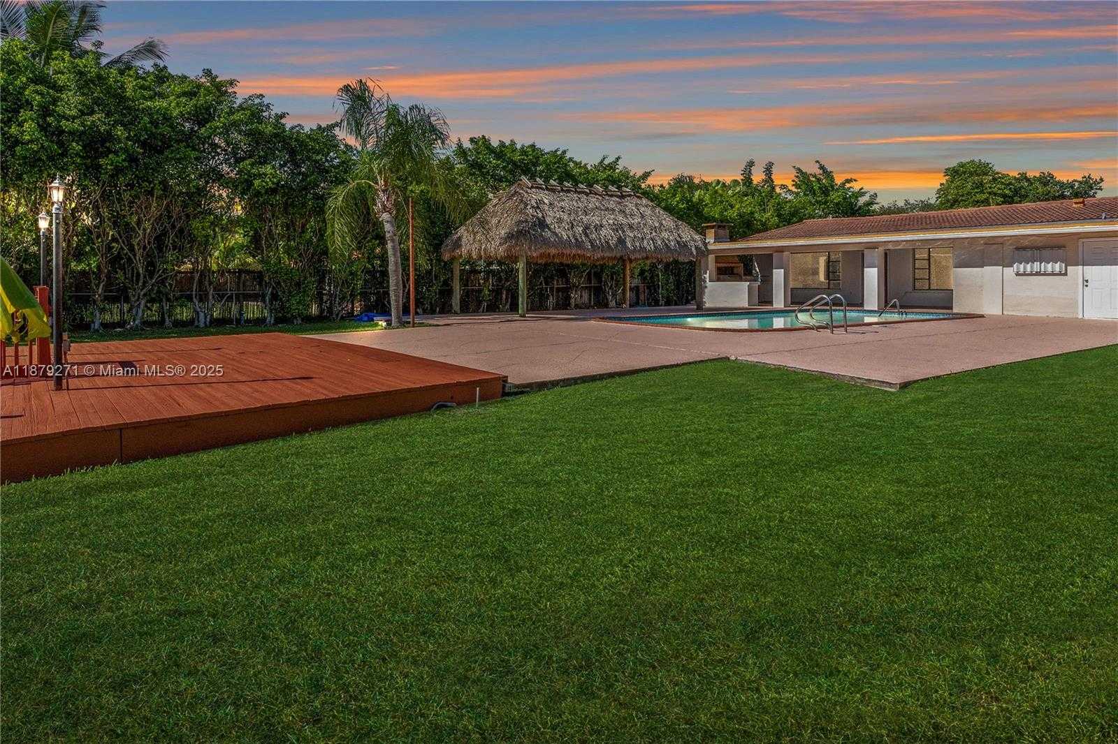 Small Image of 1850 HIBISCUS DR, North Miami Number 3