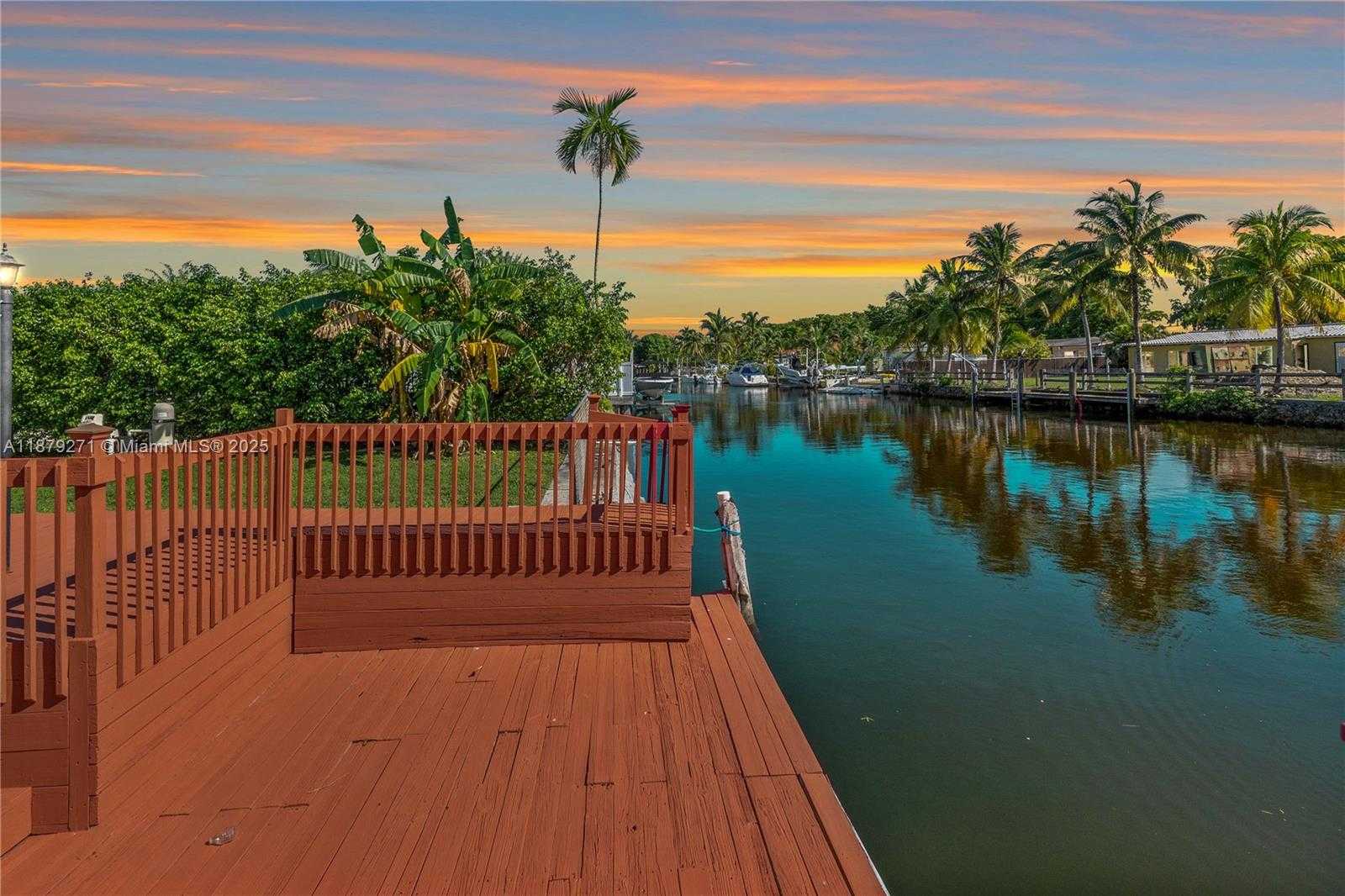 Small Image of 1850 HIBISCUS DR, North Miami Number 4