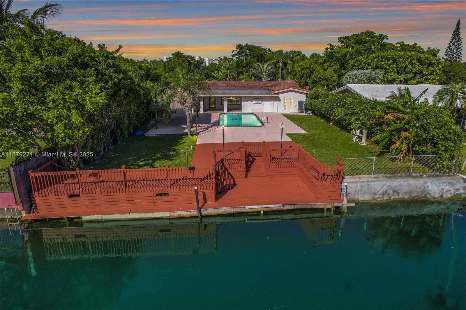 Small Image of 1850 HIBISCUS DR, North Miami Number 6
