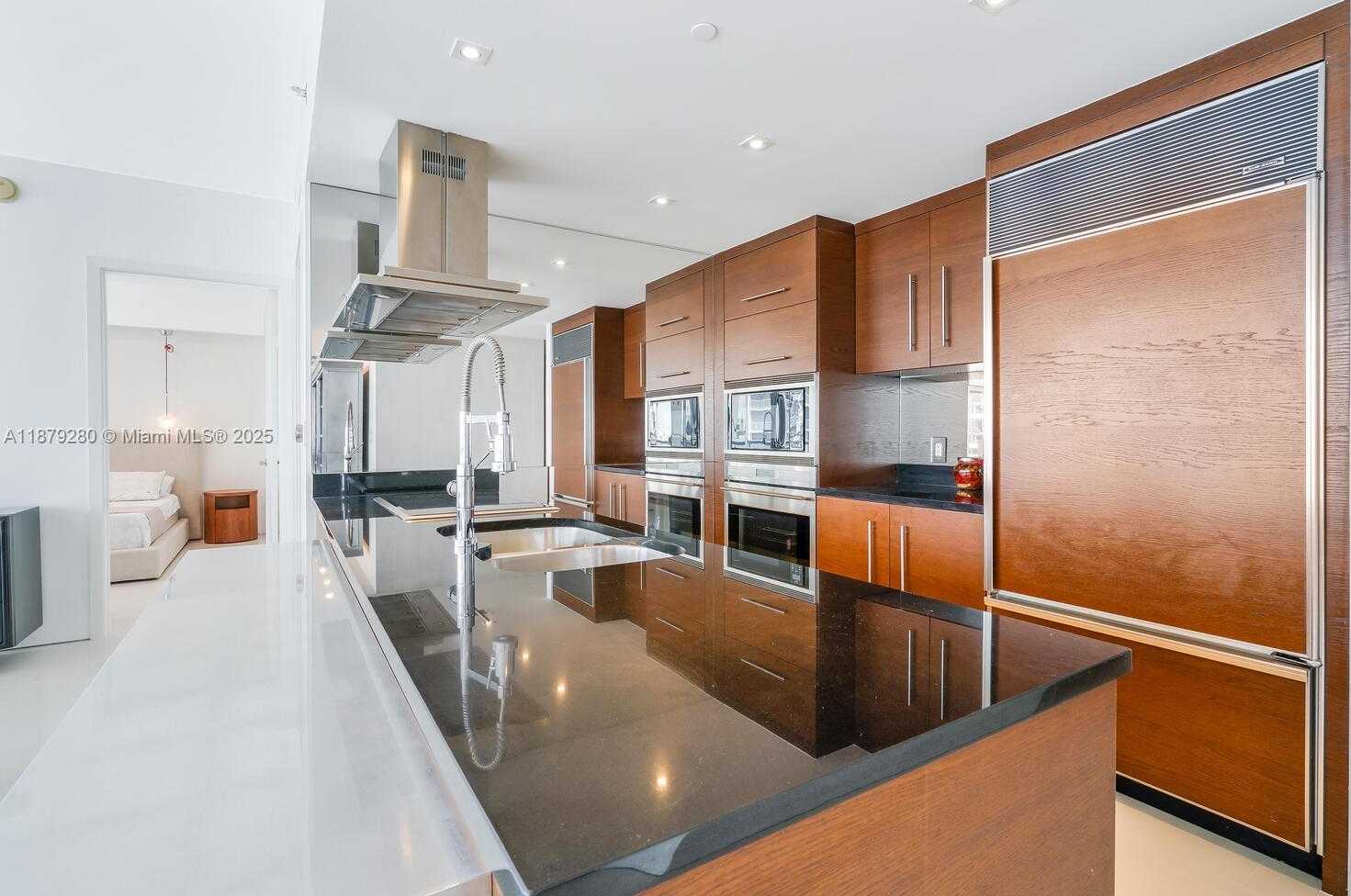 Small Image of 495 BRICKELL AVE #4204, Miami Number 3
