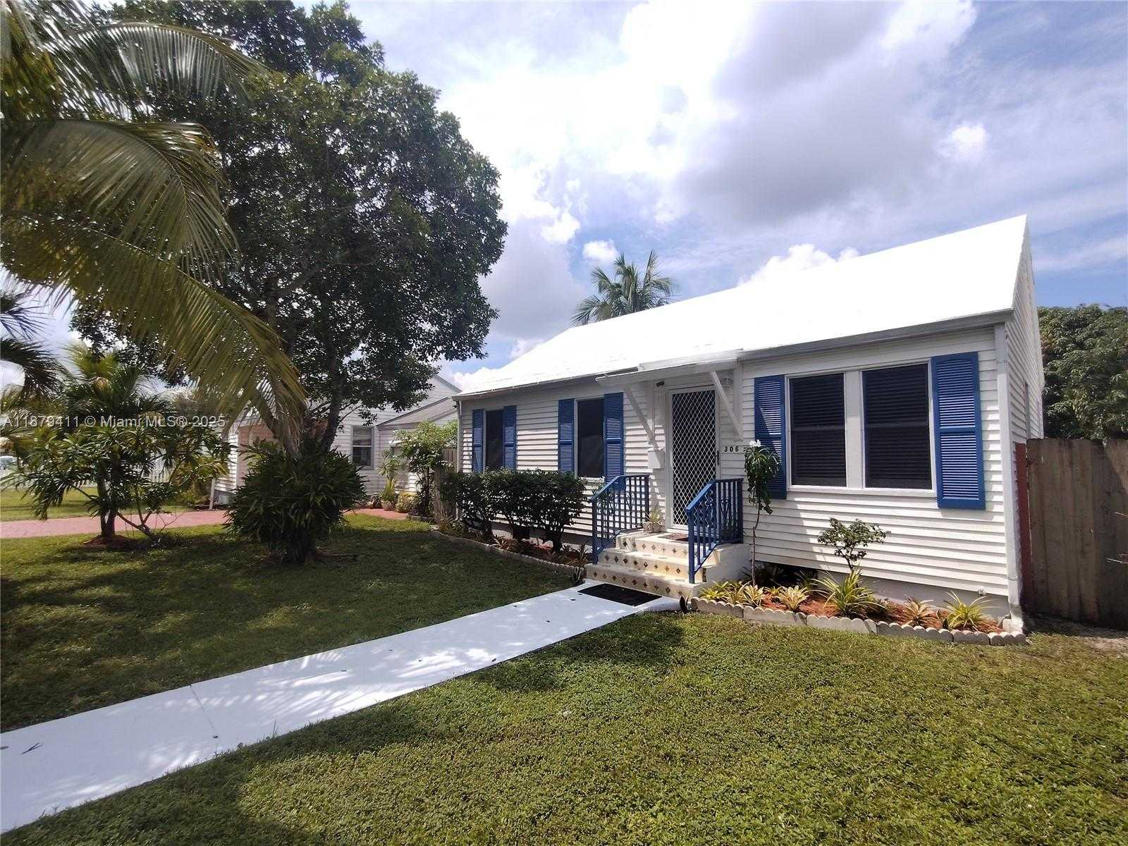 Small Image of 306 SOUTH WEST 1ST AVE, Dania Beach Number 2