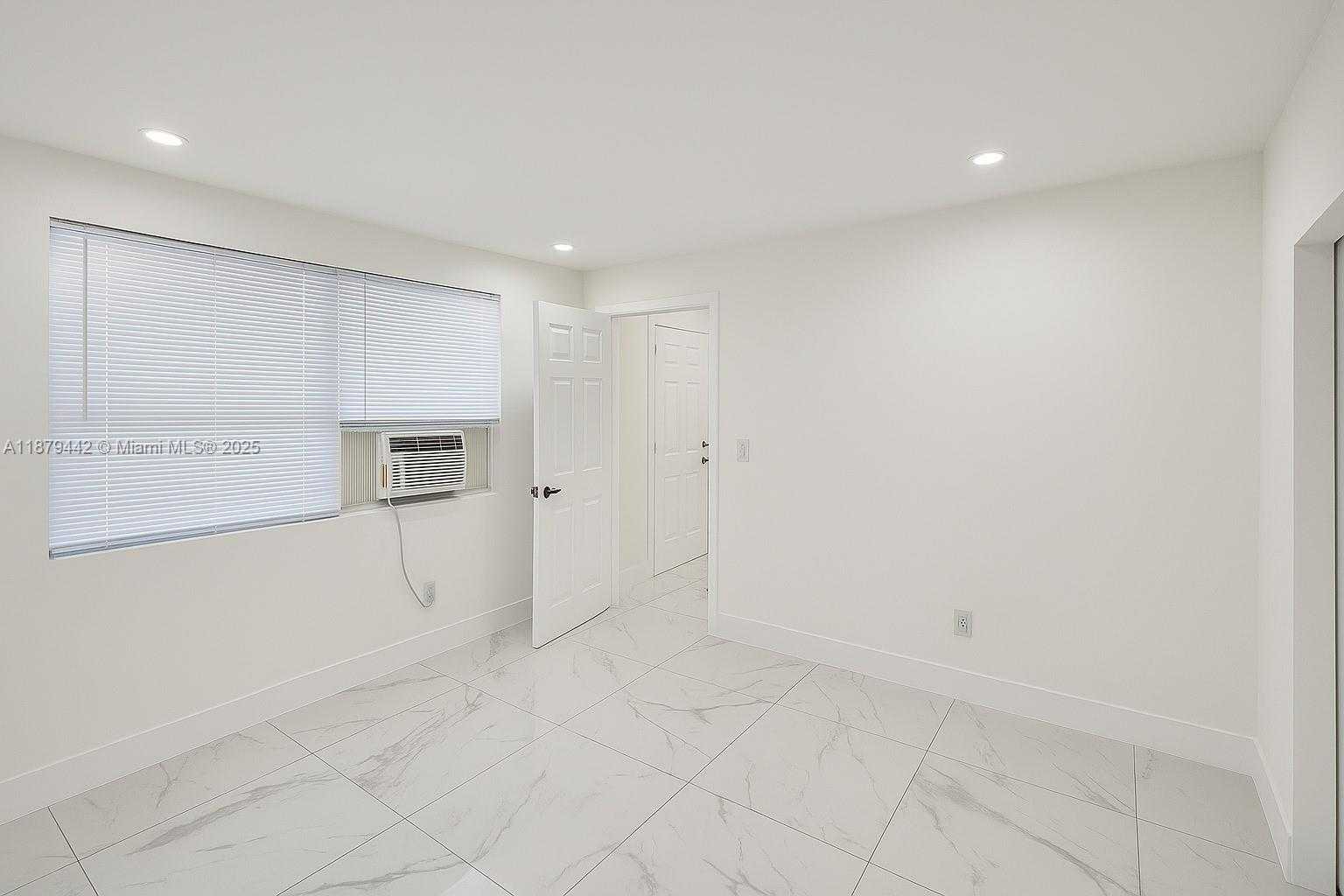 Small Image of 5740 MAYO ST #4, Hollywood Number 3