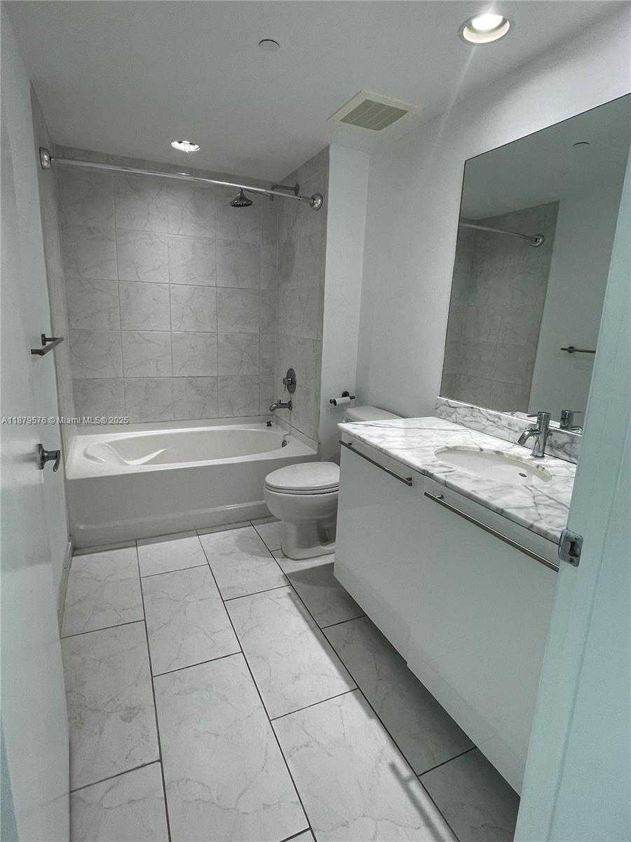 Small Image of 950 BRICKELL BAY DR #1703, Miami Number 8