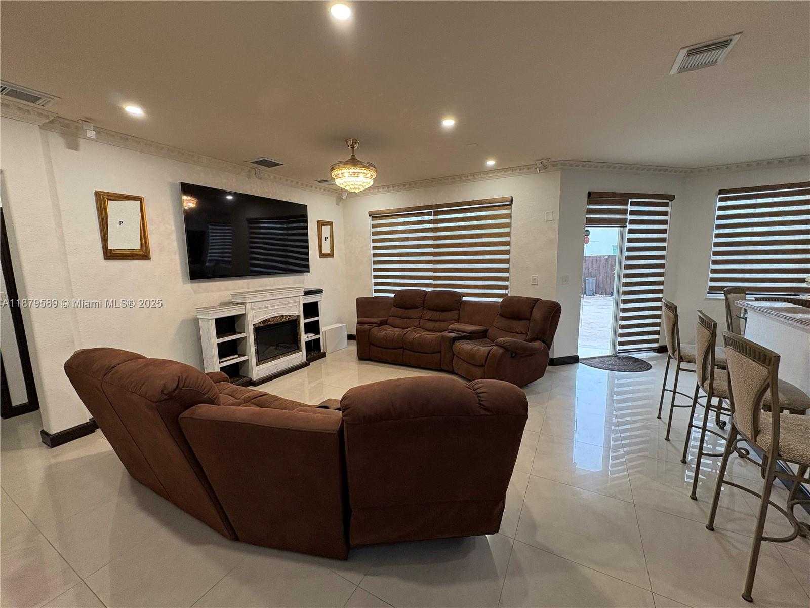 Small Image of 15375 SOUTH WEST 93 LN, Miami Number 9