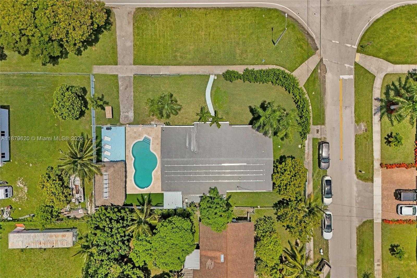Small Image of 16000 NORTH MIAMI AVE, Miami Number 9