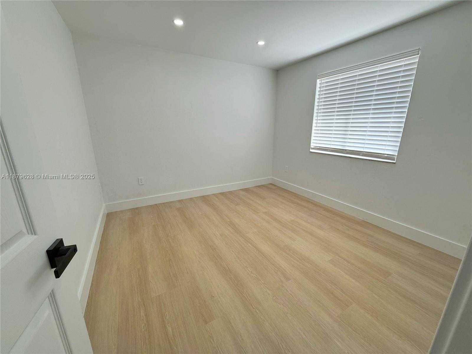 Small Image of 3252 WEST 70TH ST #202, Hialeah Number 10