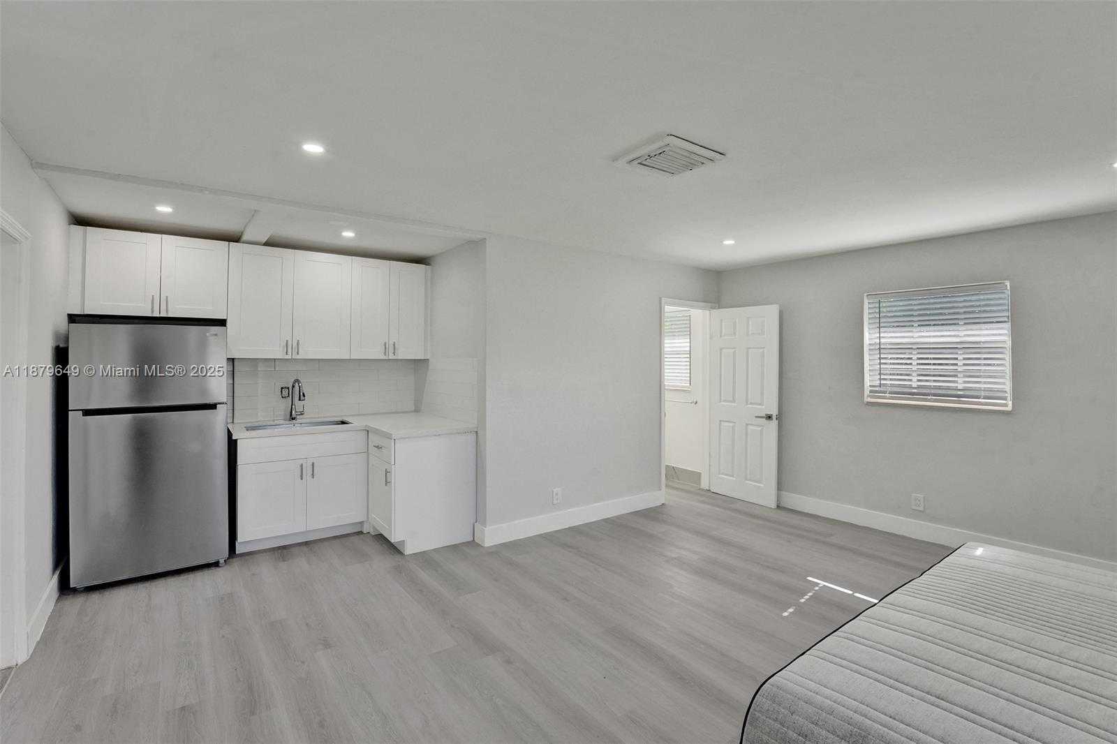Small Image of 5657 GRANT ST #5, Hollywood Number 2