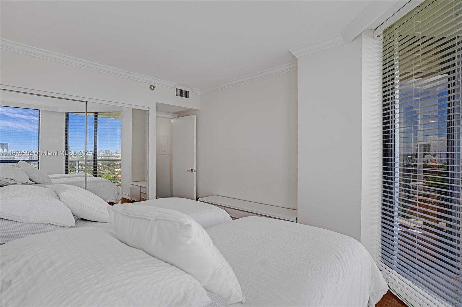 Small Image of 3640 YACHT CLUB DR #1704, Aventura Number 23