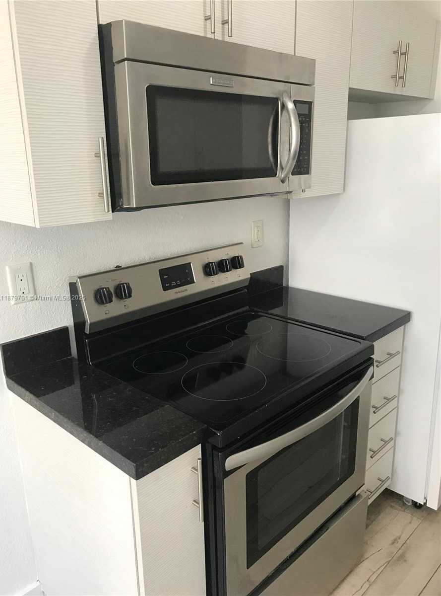 Small Image of 1319 MERIDIAN AVE #206, Miami Beach Number 3