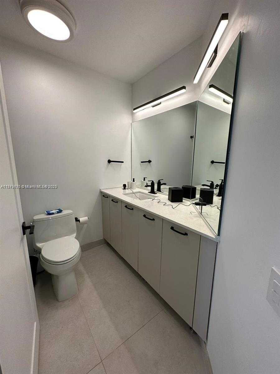 Small Image of 701 BRICKELL KEY BLVD #LPH-10, Miami Number 5