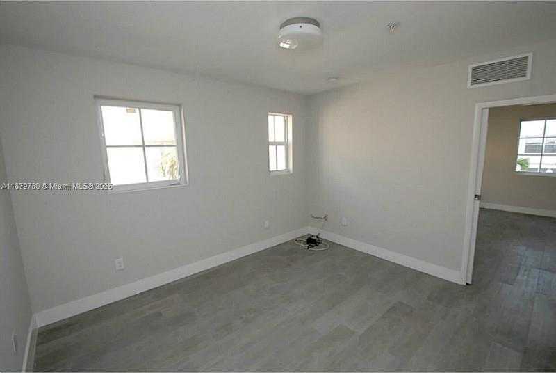 Small Image of 1321 PENNSYLVANIA AV #6, Miami Beach Number 5