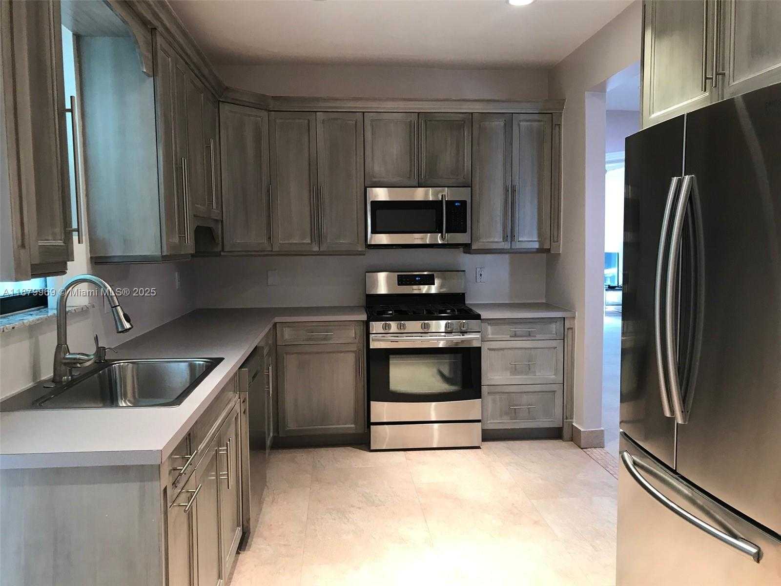 Small Image of 4575 POST AVE, Miami Beach Number 12