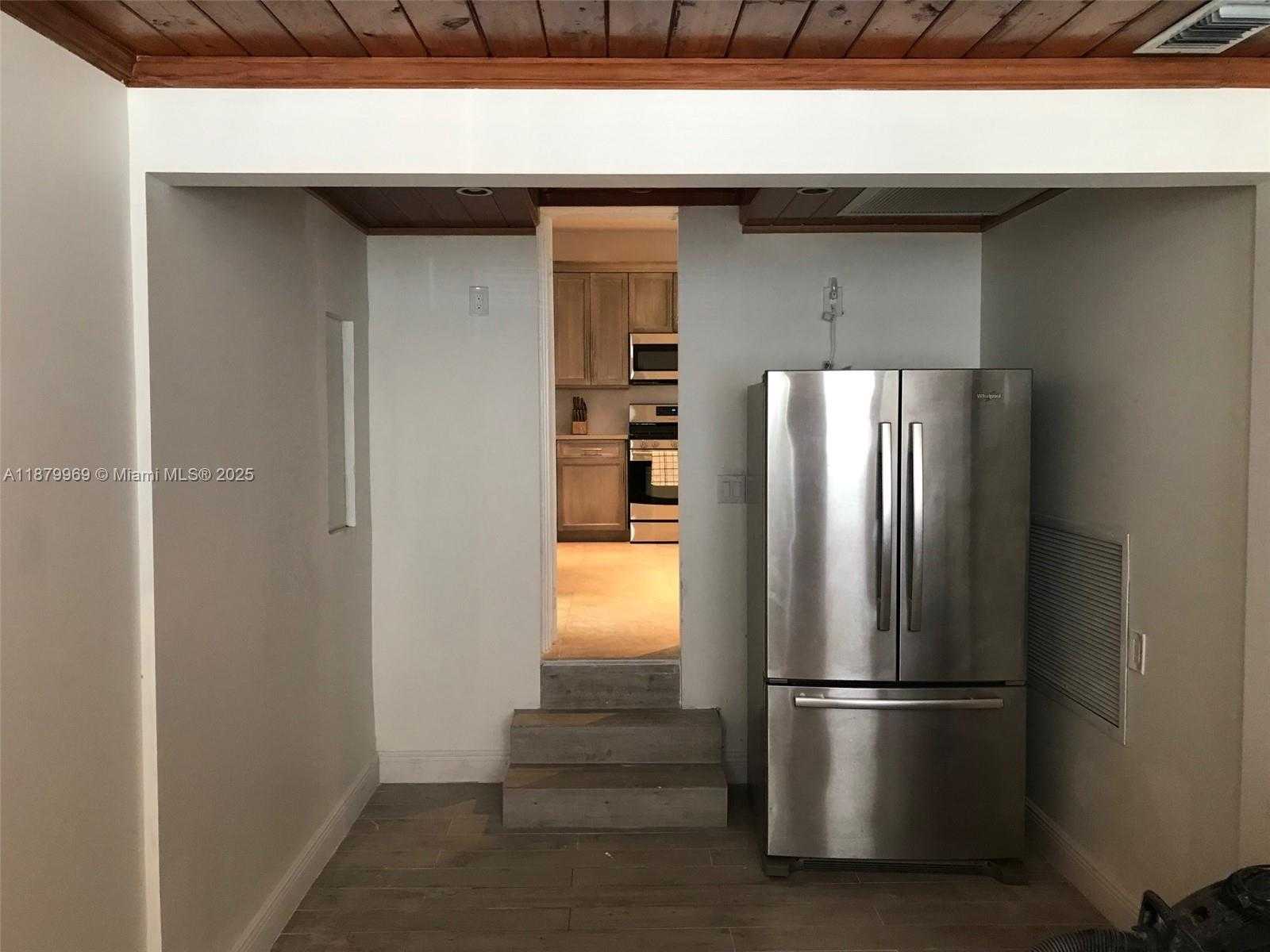 Small Image of 4575 POST AVE, Miami Beach Number 13