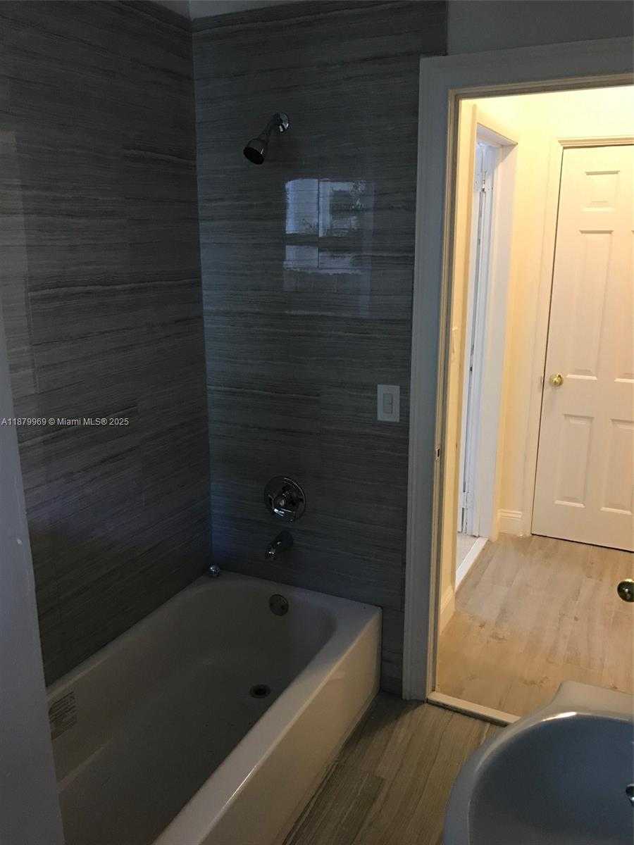 Small Image of 4575 POST AVE, Miami Beach Number 22