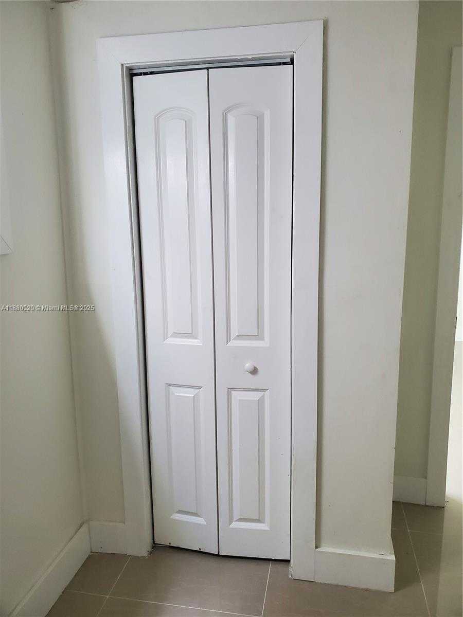 Small Image of Hollywood Number 7