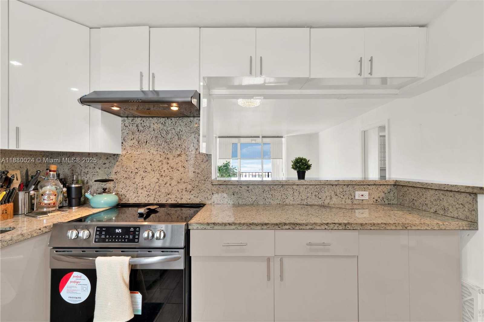 Small Image of 7850 BYRON AVE #702, Miami Beach Number 2