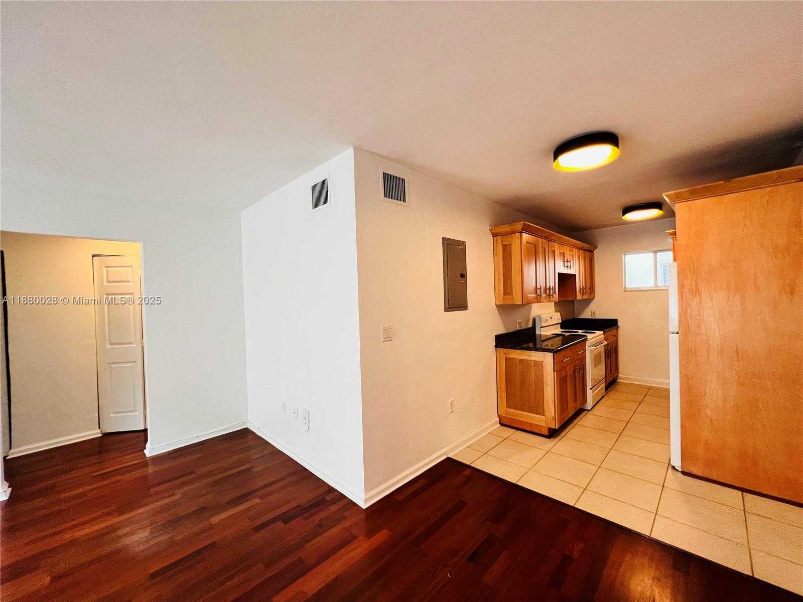 Small Image of 2033 CALAIS DR #8, Miami Beach Number 5