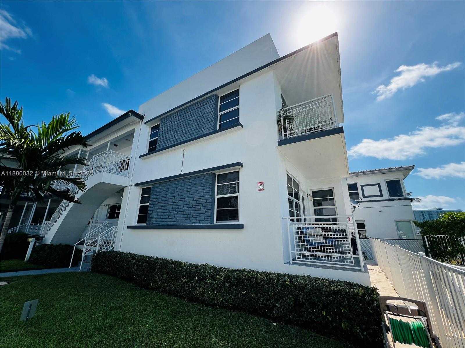 Small Image of 960 BAY DR #912, Miami Beach Number 17