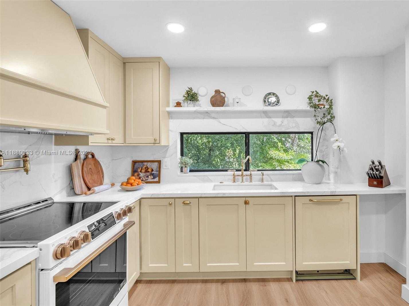 Small Image of 17021 NORTH BAY RD #206, Sunny Isles Beach Number 3