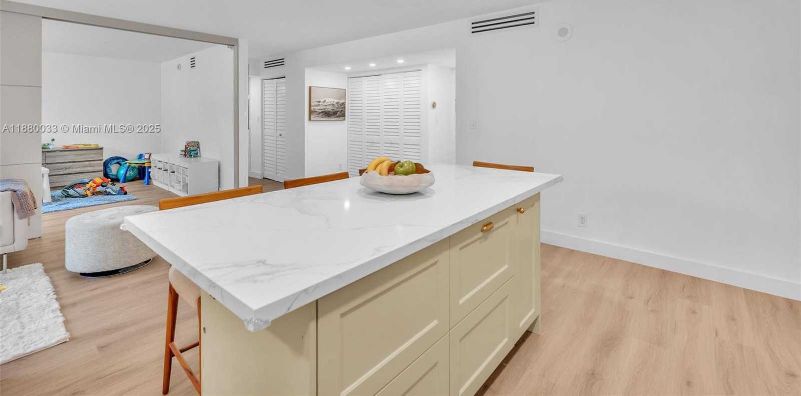 Small Image of 17021 NORTH BAY RD #206, Sunny Isles Beach Number 4