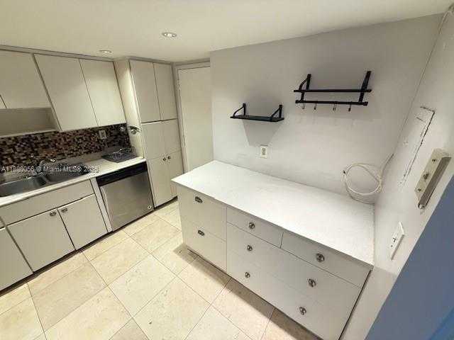 Small Image of 500 BAYVIEW DR #1821, Sunny Isles Beach Number 8
