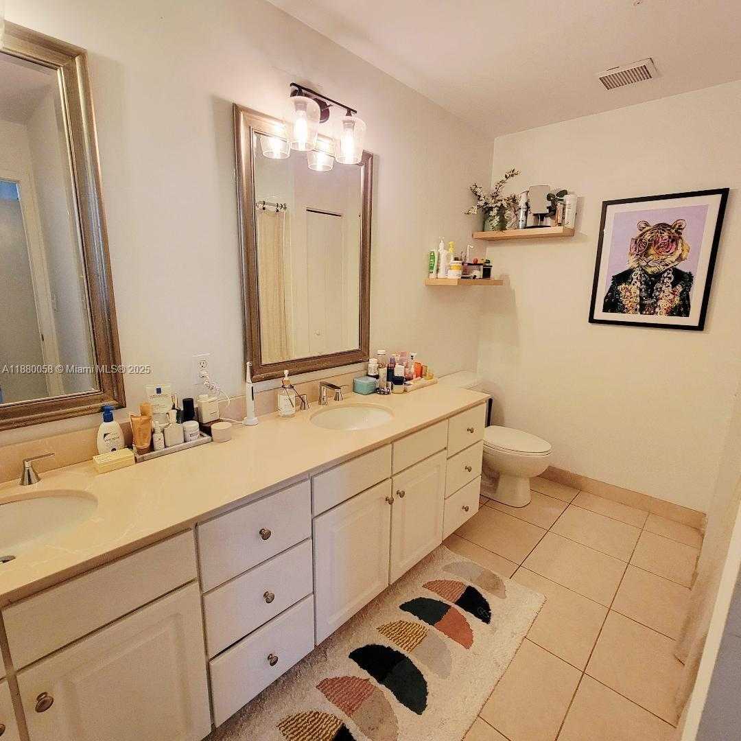 Small Image of 2001 BISCAYNE BLVD #2215, Miami Number 11