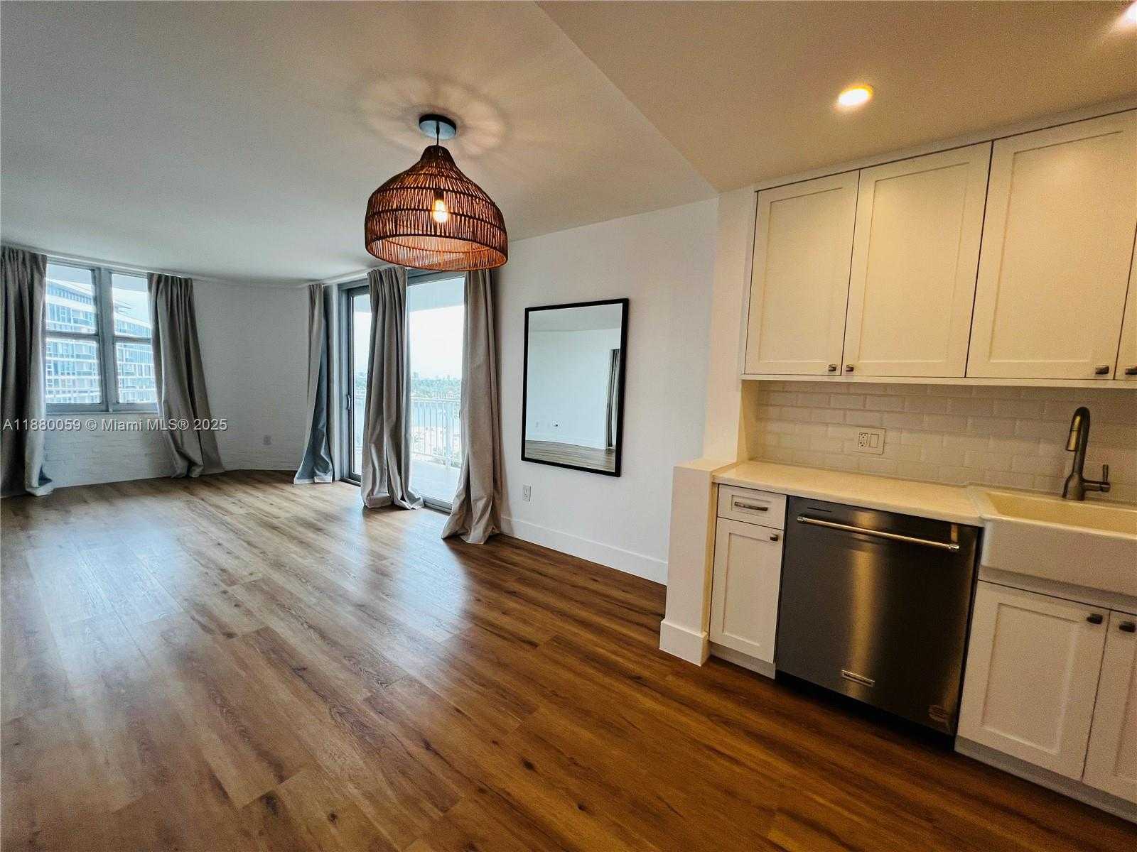 Small Image of 6900 BAY DR #8D, Miami Beach Number 4