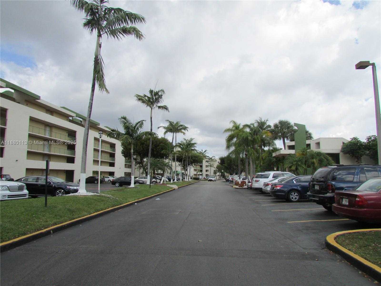 Small Image of 8820 FONTAINEBLEAU BLVD #105, Miami Number 22