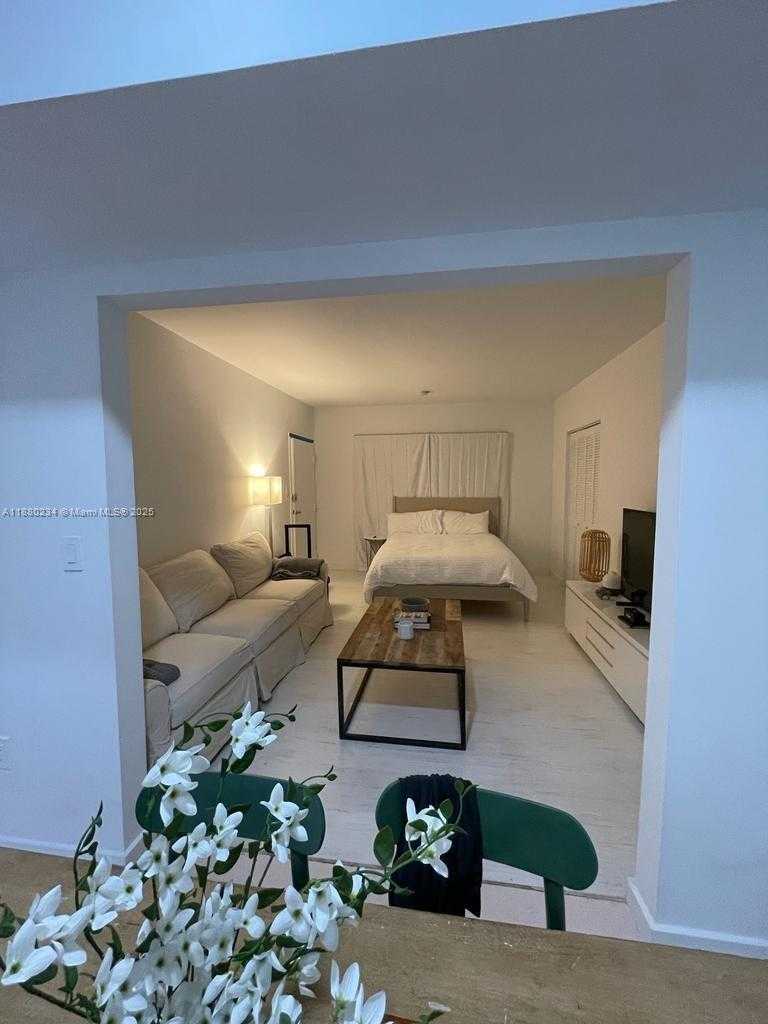 Small Image of 345 COLLINS AVE #4, Miami Beach Number 3