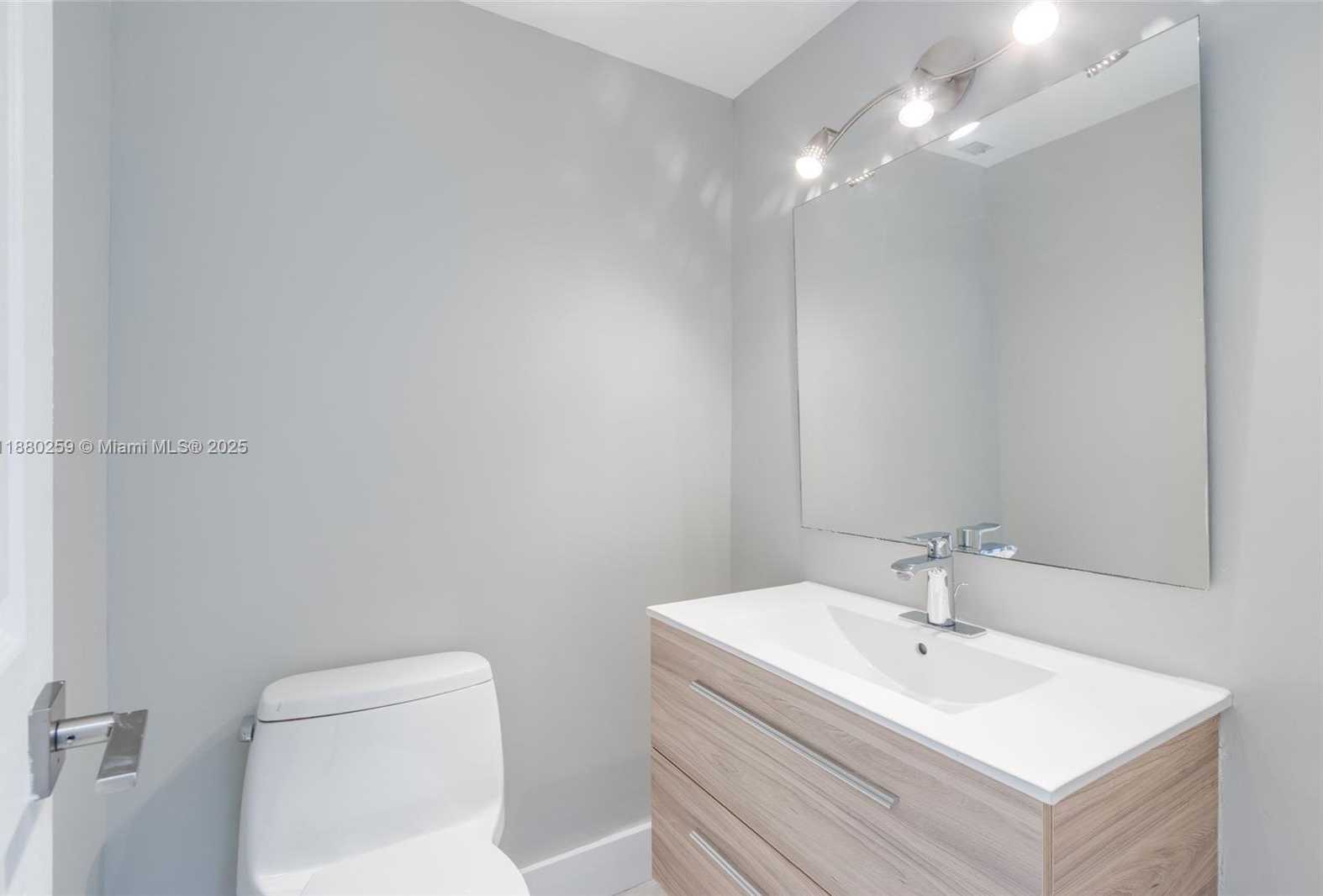 Small Image of 500 BAYVIEW DR #1727, Sunny Isles Beach Number 27
