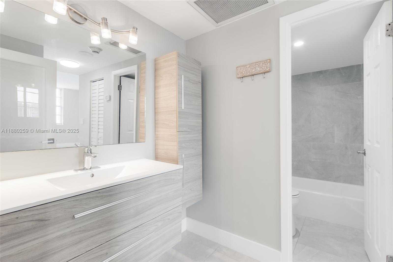 Small Image of 500 BAYVIEW DR #1727, Sunny Isles Beach Number 29