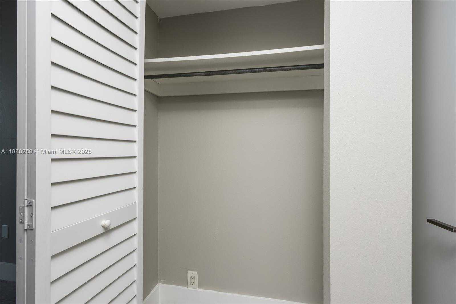 Small Image of 500 BAYVIEW DR #1727, Sunny Isles Beach Number 33