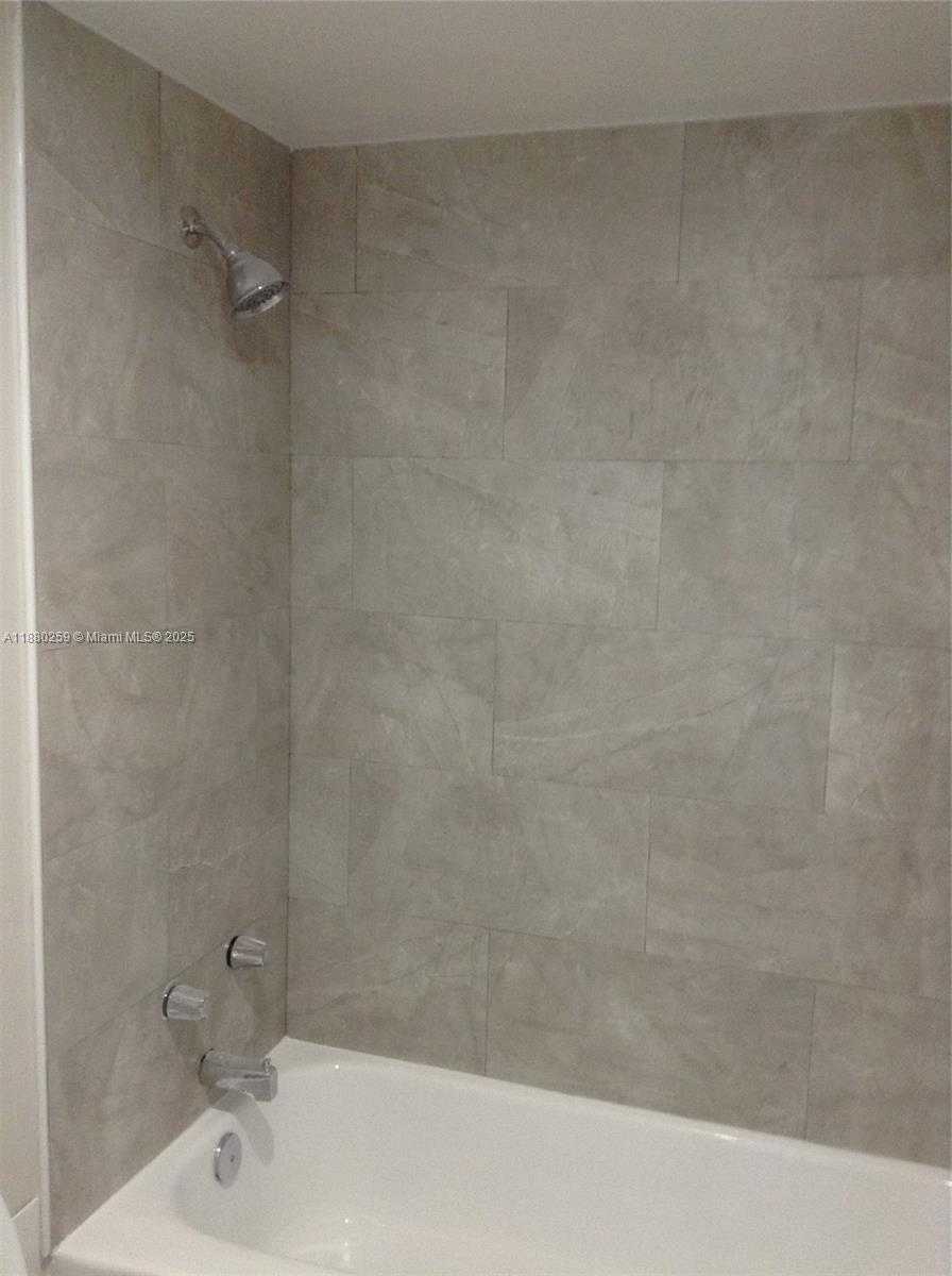 Small Image of 500 BAYVIEW DR #1727, Sunny Isles Beach Number 4