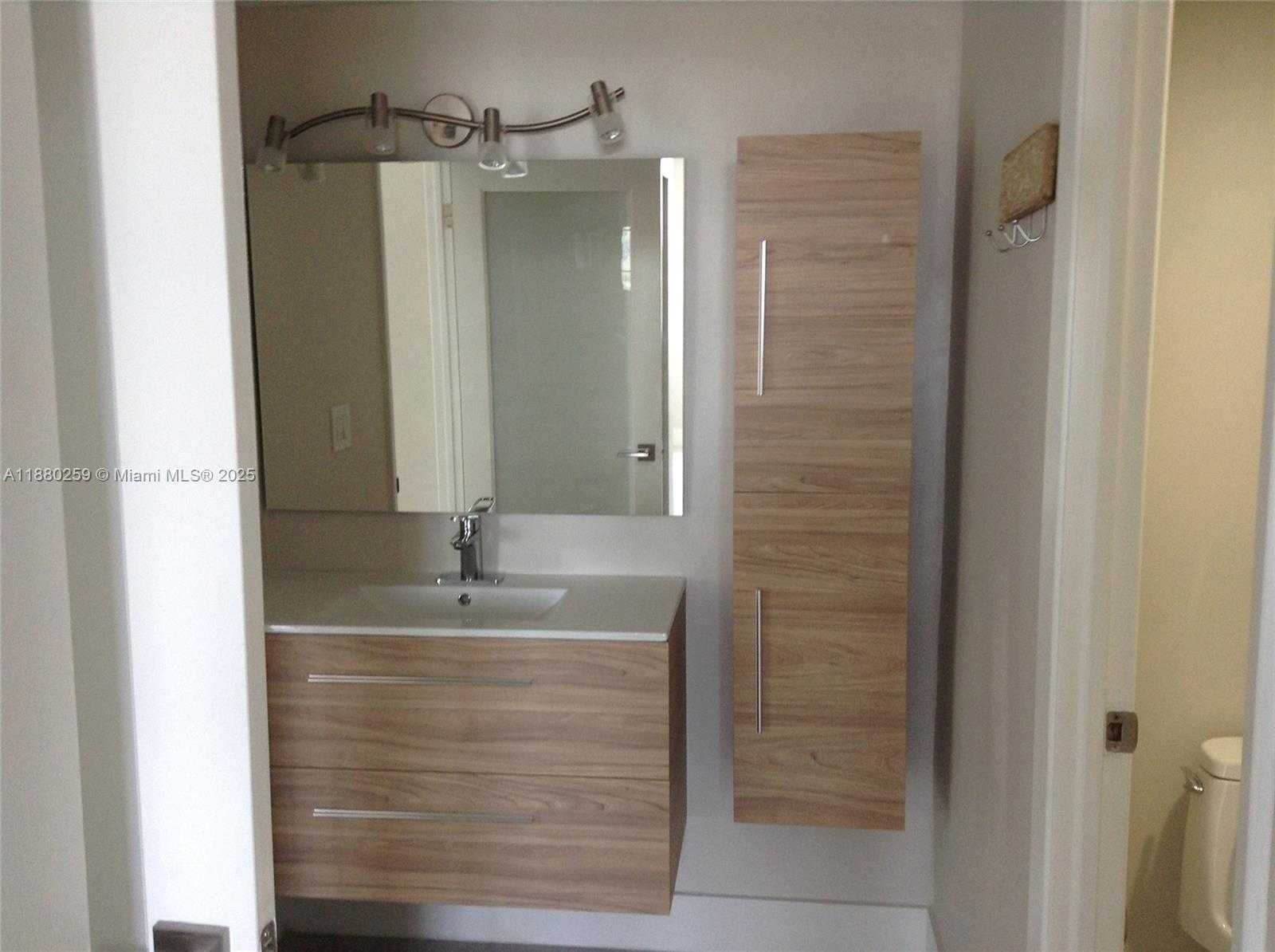 Small Image of 500 BAYVIEW DR #1727, Sunny Isles Beach Number 5