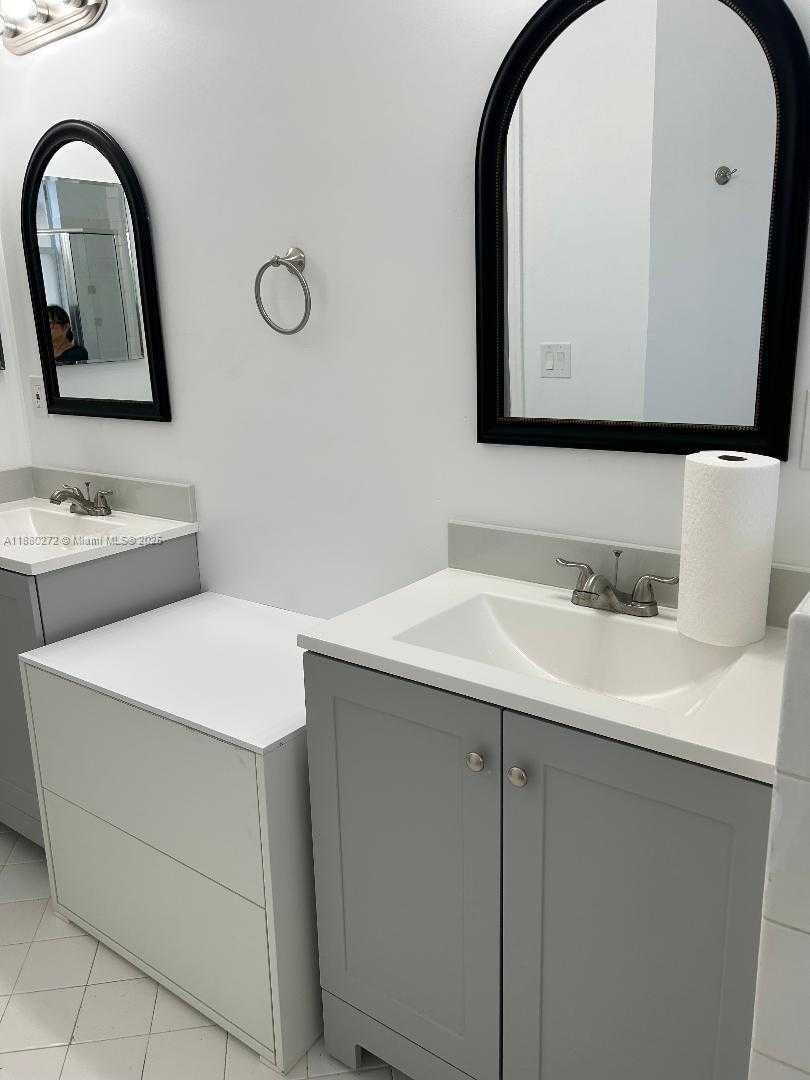 Small Image of Miami Number 3