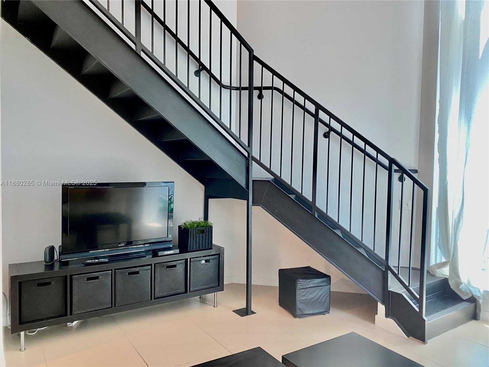 Small Image of 300 SOUTH BISCAYNE BLVD #Loft 604, Miami Number 5