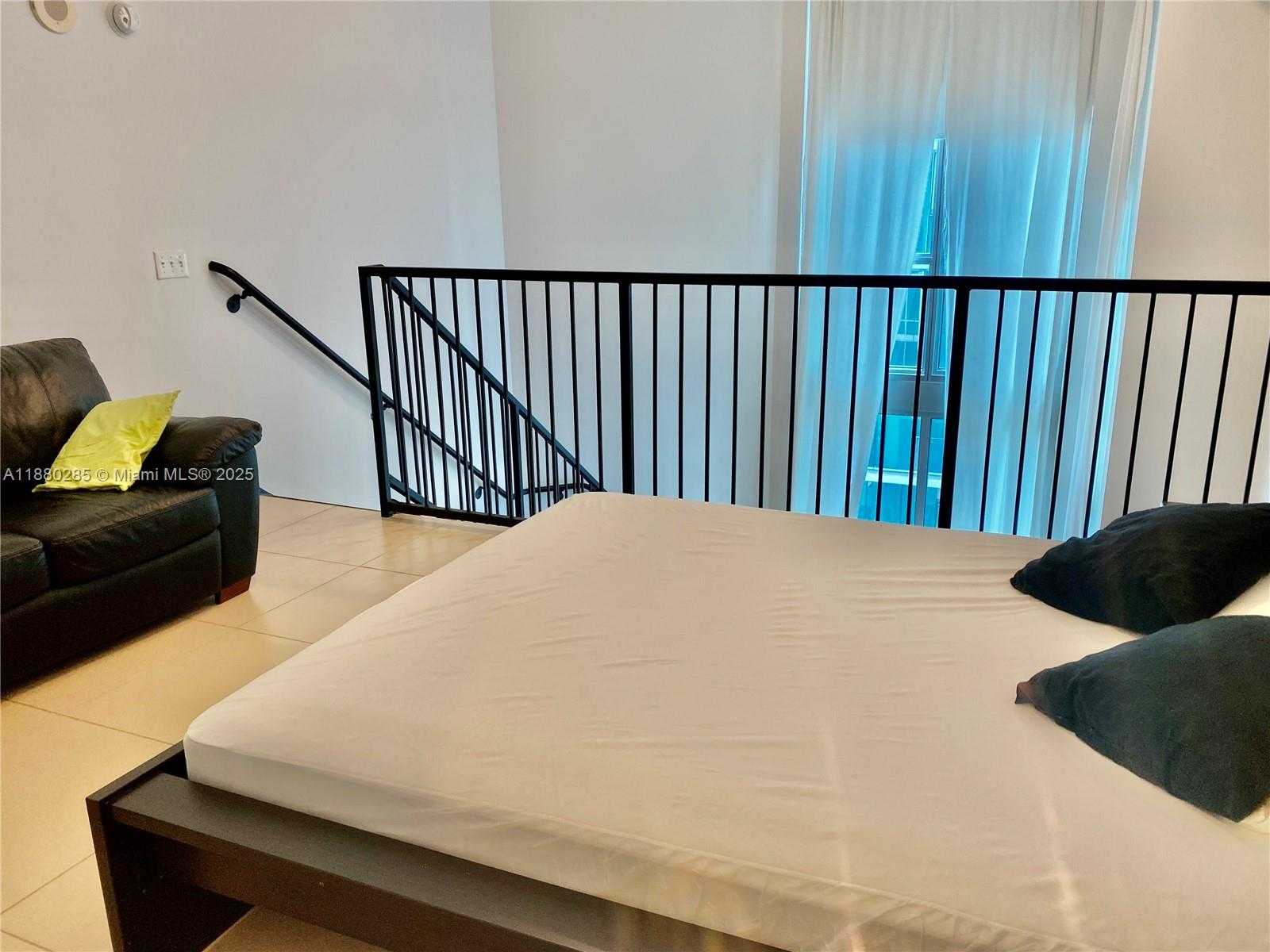 Small Image of 300 SOUTH BISCAYNE BLVD #Loft 604, Miami Number 6