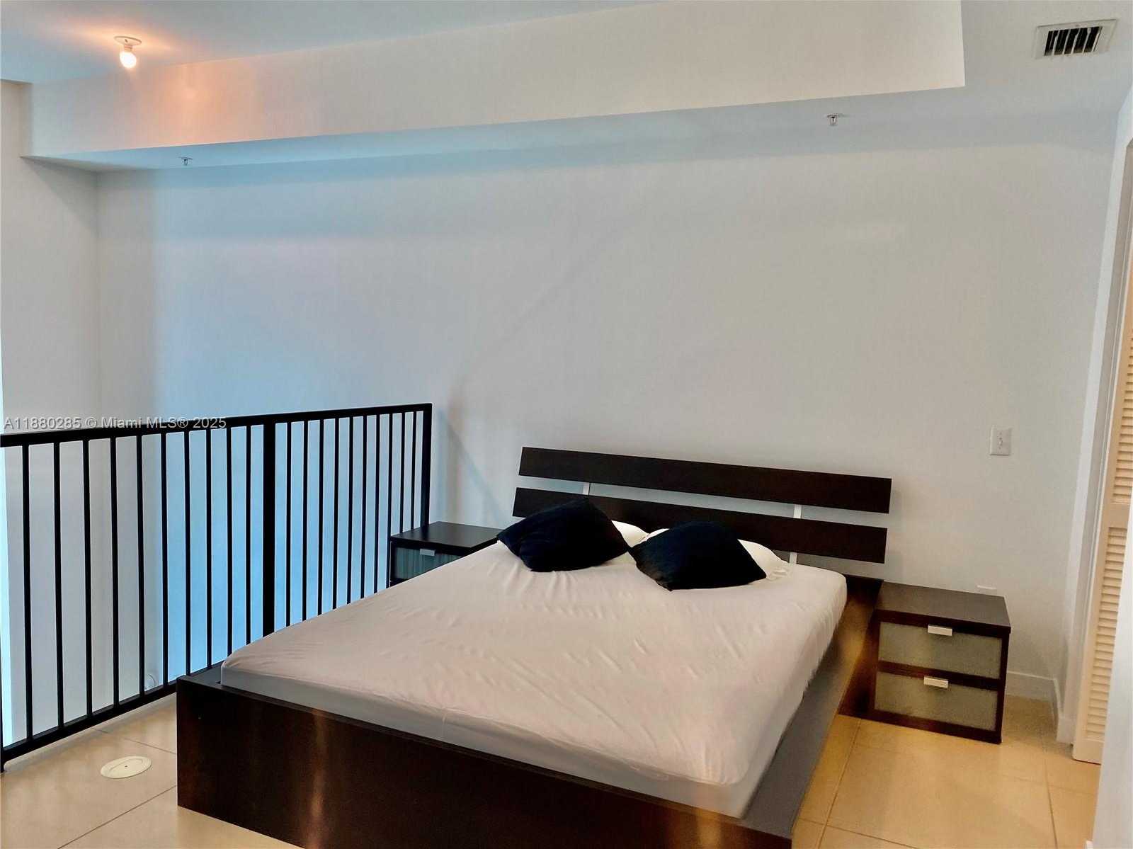 Small Image of 300 SOUTH BISCAYNE BLVD #Loft 604, Miami Number 7