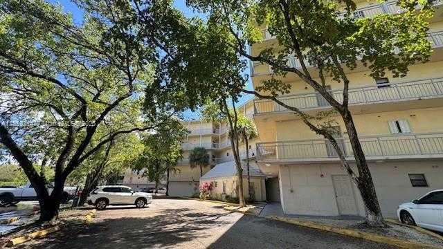 Small Image of 8290 LAKE DR #119, Doral Number 2
