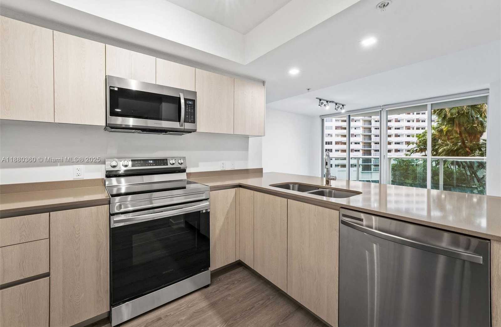 Small Image of 1500 BAY RD #M-0727, Miami Beach Number 2
