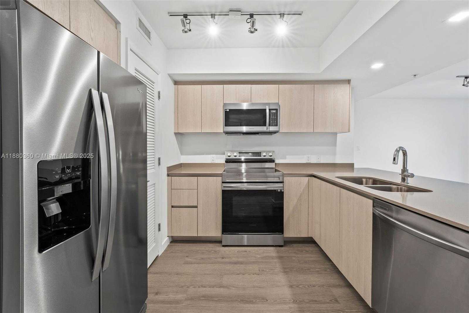 Small Image of 1500 BAY RD #M-0727, Miami Beach Number 3